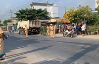 Tông đuôi xe ben dừng bên đường, người đàn ông tử vong
