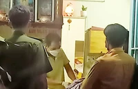 Người đàn ông sống cùng cha ruột tử vong trong tư thế treo cổ