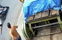 Phát hiện trộm, bé gái bị kéo lê 15 mét trên đường