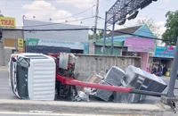 Xe tải cẩu kéo gãy trụ điện, lật ngang trên Quốc lộ