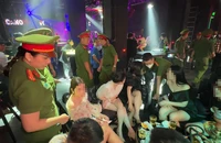 100 cảnh sát đồng loạt kiểm tra 2 quán bia club ở phố Tây Bùi Viện