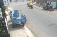 Nhóm trộm thản nhiên đấu nối dây điện, trộm xe ba gác ở Bình Tân