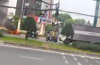 Thanh niên nhảy khỏi xe máy đang cháy, kêu cứu
