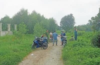 Thi thể phân hủy mạnh, cổ có treo sợi dây dù trong bụi cây