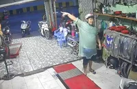 Lừa lấy điện thoại rồi nhắn tin cho người thân nạn nhân mượn tiền
