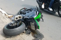 Kawasaki Z1000 văng lên vỉa hè trúng xe máy, thanh niên tử vong