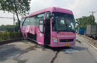 Xe khách 29 chỗ nổ lốp, tông ô tô rồi lao qua dải phân cách trên Quốc lộ 22
