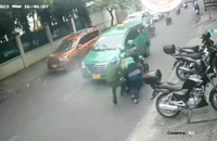 Một công an dù bị xịt hơi cay nhưng vẫn quật ngã nghi can trộm