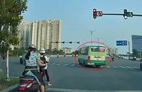 Xử phạt tài xế xe buýt ngang nhiên vượt đèn đỏ dù đèn còn 70 giây