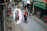 Người phụ nữ bị giật dây chuyền vàng, té ngã giữa đường 