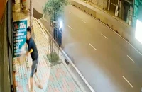 Thanh niên cầm dao dài gần 1 mét chém camera an ninh cửa hàng