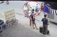 Người phụ nữ chuẩn bị lên xe khách bị giật dây chuyền trên Quốc lộ 1