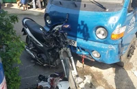 Xe tải tông xe máy, đẩy người phụ nữ vào tường nhà dân