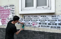 Cho vay lấy lãi 400%/ năm, dán hàng ngàn tờ rơi lên cột điện, nhà dân