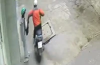 Thanh niên canh chừng, giật điện thoại của cô gái trước ký túc xá