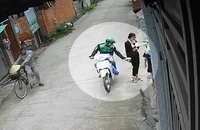 Nữ sinh lớp 9 bị người mặc đồ xe ôm công nghệ giật điện thoại