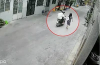 Người phụ nữ bất lực đuổi kẻ cướp khi bị giật túi xách ở quận 10