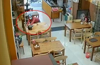 Nam thanh niên vào quán bánh canh cua ở Gò Vấp trộm điện thoại