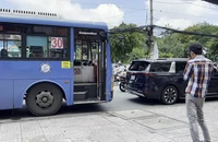 Xe buýt mất phanh tông xe buýt và nhiều ô tô dừng đèn đỏ
