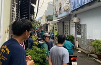 Vớt rác trên mái nhà, người đàn ông bị điện giật chết