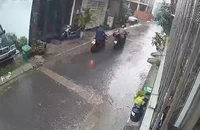 TP.HCM: 2 thanh niên vờ đi vệ sinh để trộm xe máy 