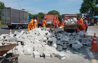 CSGT truy tìm xe đổ gạch ra đường rồi bỏ chạy