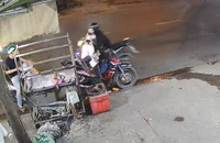 Cô gái bị giật điện thoại khi chờ mua vịt quay bên đường