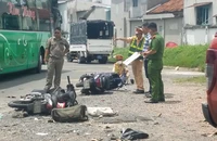 Xe bán tải va chạm 2 xe máy, 2 người thương vong