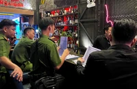 Công an kiểm tra hàng loạt nhà hàng, quán bar ở Phố đi bộ