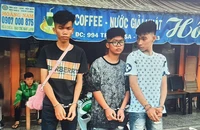 Nhóm 3 thanh niên dí dao vào cổ tài xế xe ôm để cướp ở quận 3