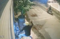 Nhắc nhở chạy xe, bị chém cửa kính, camera an ninh
