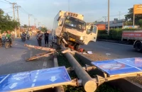Xe tải né xe máy tông gãy trụ biển báo giao thông trên Quốc lộ 1