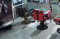 Hàn gắn tình cảm bất thành, người đàn ông tạt sơn tiệm tóc của vợ cũ
