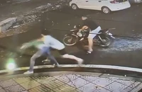 Dùng 2 USD trả tiền xe ôm không thành, đánh đập tài xế cướp tài sản