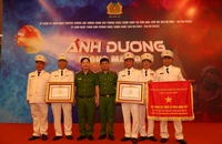Trung tá Nguyễn Chí Thành đón nhận danh hiệu Anh hùng LLVT