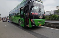 Nghi va chạm với xe khách, người phụ nữ quê Bến Tre bị cán tử vong