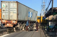 Xe container lao qua làn xe máy, tông chết nữ công nhân đang đi làm