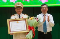 Thiếu tướng Đinh Thanh Nhàn nhận Huân chương Chiến công