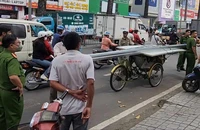 Va chạm với xích lô chở sắt, người phụ nữ tử vong