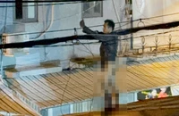 Thanh niên tâm thần nghi đốt nhà bất ngờ xuất hiện trên mái tôn