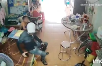 Thanh niên vào nhà hỏi ‘ngoại đâu’ rồi lấy điện thoại trước mặt bé trai 10 tuổi