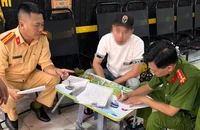 Công an kiểm tra hàng chục tiệm 'làm biển số', thu nhiều 'biển số đẹp'