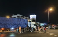 Xe đầu kéo tông, đẩy người đàn ông đi nhiều mét ở ngã tư Bà Điểm