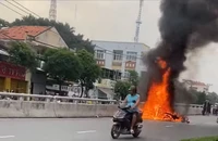 Va chạm, 2 xe máy bốc cháy trên cầu vượt Quang Trung