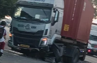 Container tông hơn năm mét dải phân cách, lao qua làn xe máy trên Quốc lộ 22