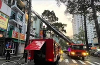 6 người kẹt trong đám cháy nhà ở quận 10 được cảnh sát cứu kịp