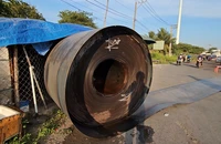 2 cuộn sắt trên xe đầu kéo bị đứt xích giằng, rơi xuống Quốc lộ 1