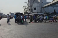 Người đàn ông gục chết bất thường ở cổng bến xe An Sương