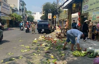 Xe bán tải tông xe ba gác chở rau củ gây tai nạn liên hoàn ở Tân Phú