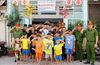 Công an TP.HCM thăm, tặng quà 2 mái ấm ở quận 3 và Bình Thạnh